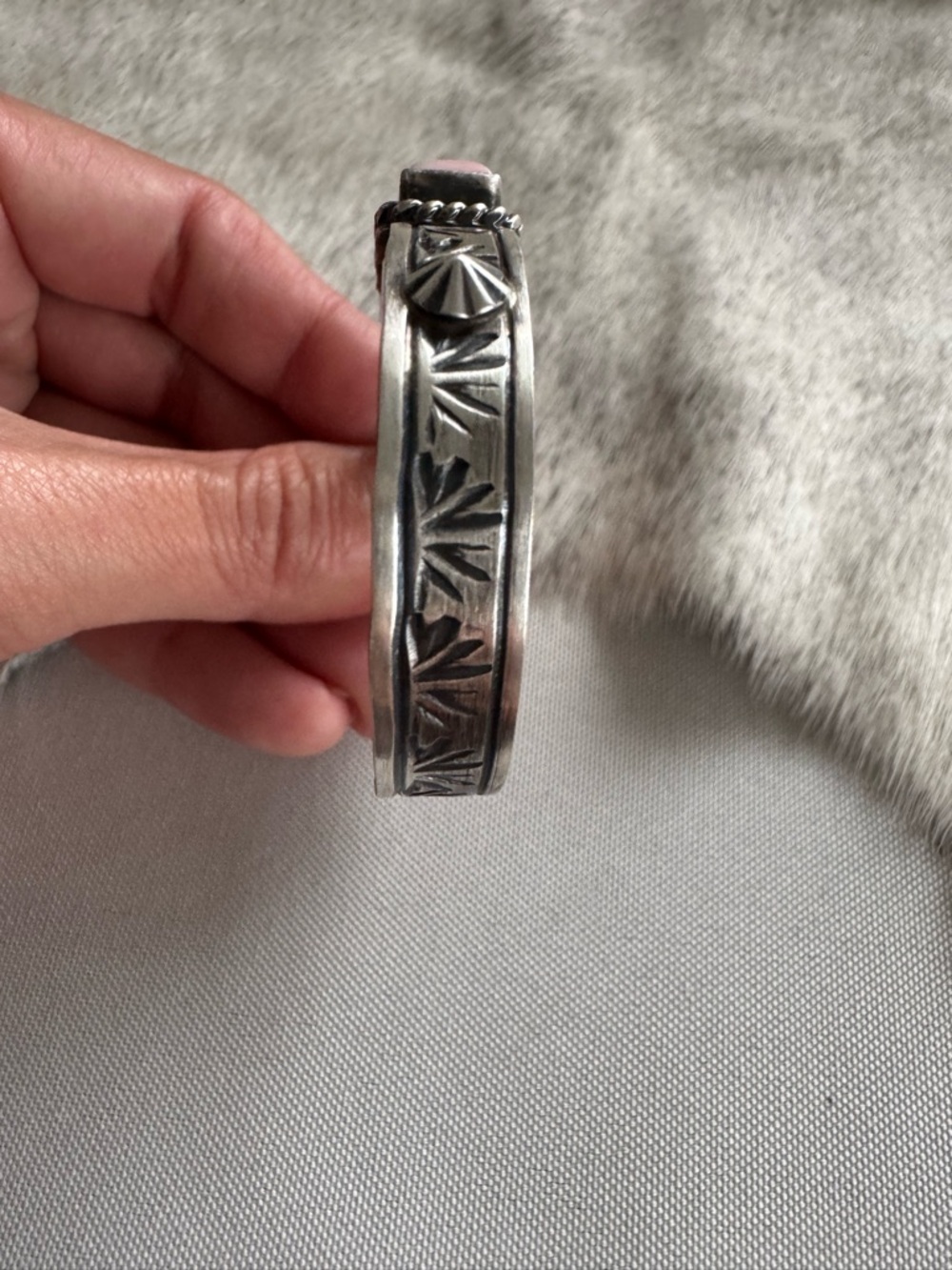 Native American Pink Conch Bar Cuff - Picture 4 of 6